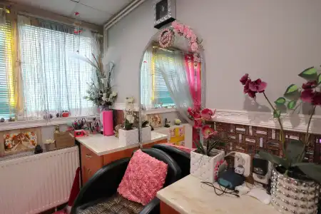 Eladó üzlethelyiség utcai bejáratos, Szeged 14 m² 6.99 M Ft