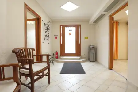 Eladó üzlethelyiség utcai bejáratos, Szeged 3 szoba 91 m² 91.5 M Ft